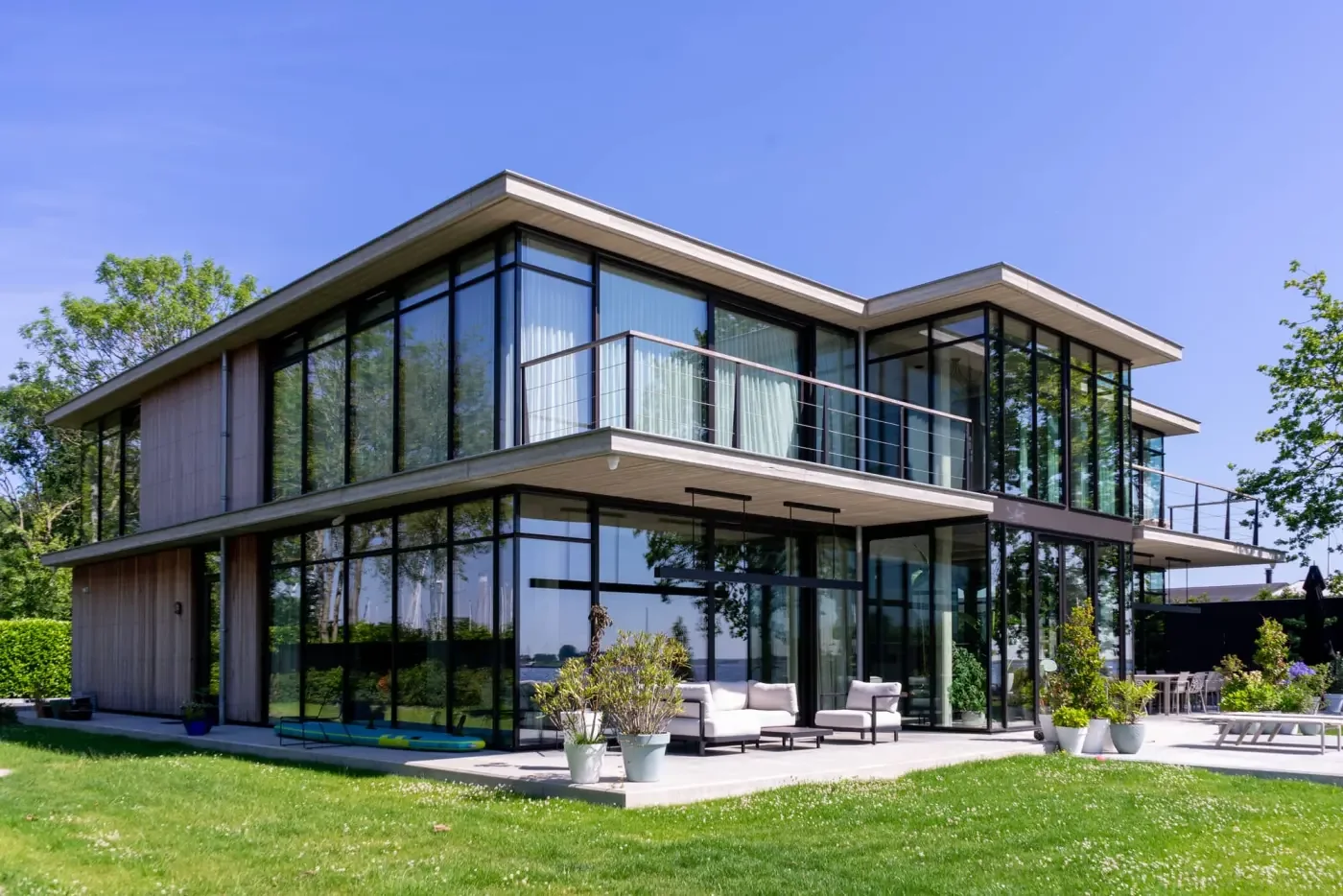 Villa with window frames by DBS Kozijnen